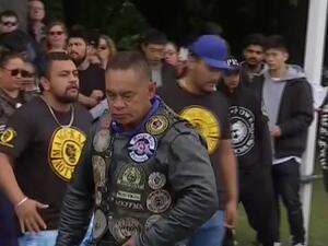 عصابة دراجين نيوزلنديين اثناء رقصهم الهاكا امام احد المسجدين اللذين استهفهما الهجوم الارهابي 