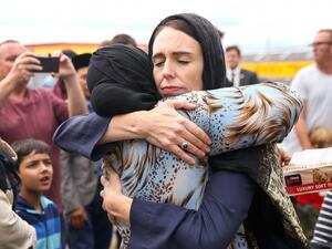 رئيسة وزراء، نيوزيلندا جاسيندا أرديرن تواسي عائلات ضحايا المذبحة
