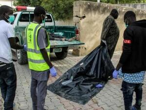 نقل جثة الى مشرحة مستشفى شمل شرق مدينة مايدوغوري
