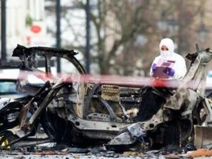 عناصر من الشرطة الجنائية بفحصون آثار الانفجار الذي وقع بسيارة مفخخة في ديري بإيرلندا الشمالية
