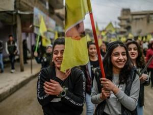 شبات مشاركات في تظاهرة تضامن مع الزعيم الكردي عبدالله أوجلان
