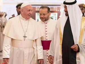 البابا يصل الإمارات في زيارة هي الأولى لشبه الجزيرة العربية