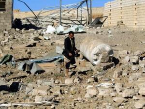 يمني بين أنقاض مبنى دمرته غارات للتحالف العسكري بقيادة السعودية في صنعاء
