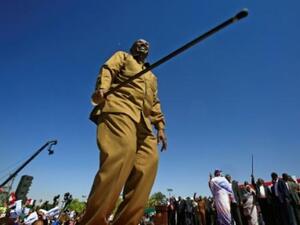 الرئيس السوداني عمر البشير وسط حشد من أنصاره في الساحة الخضراء في الخرطوم
