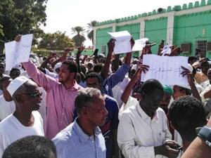 محتجون سودانيون يهتفون بشعارات ضد الرئيس عمر البشير في تظاهرة في مدينة ام درمان

