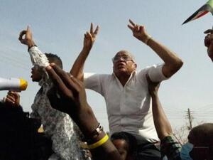 محتجون سودانيون يلوحون بالعلم الوطني ويهتفون بشعارات خلال تظاهرة مناهضة للحكومة في مدينة أم درمان

