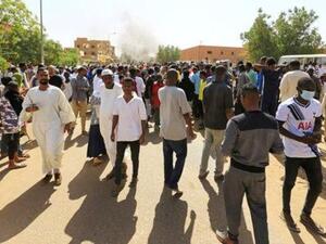 محتجون يتجمعون يوم الجمعة بالقرب من منزل متظاهر قتل بالرصاص خلال مظاهرات مناوئة للحكومة السودانية
