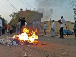 مدرسون سودانيون يحتجون على مقتل زميل لهم أثناء احتجازه لدى الشرطة