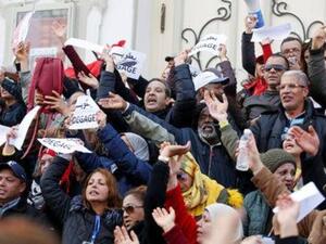 آلاف المدرسين يحتجون في تونس للمطالبة بتحسين أوضاعهم المالية

