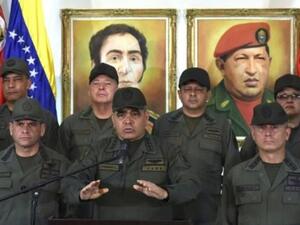 وزير الدفاع الفنزويلي فلاديمير بادرينو يحيط به قادة من الجيش في مبنى وزارة الدفاع في كراكاس


