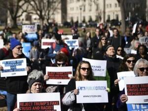 تظاهرة أمام البيت الابيض احتجاجا على إعلان ترامب حالة الطوارىء
