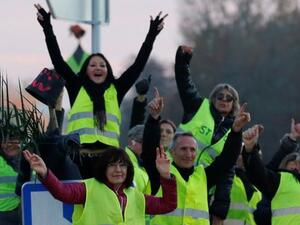 أعمال عنف في باريس مع استمرار احتجاجات السترات الصفراء