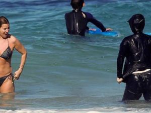 سيدة ترتدي البوركيني 