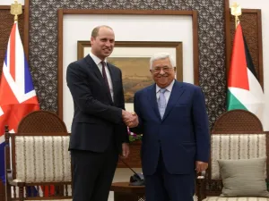 الرئيس الفلسطيني عباس خلال استقباله الأمير وليام، نجل ولي العهد البريطاني