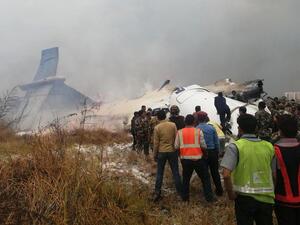 الطائرة لم تهبط على مدرج هبوط، وسقطت على معلب لكرة القدم شرق المطار