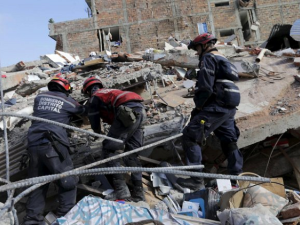 فريق إنقاذ فنزويلي انتشل رجلا في الثانية والسبعين من العمر حيا من تحت أنقاض مبنى