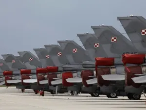 إرسال 4 طائرات من طرازF-16 ، و150 عسكريا بولنديا إلى الكويت 