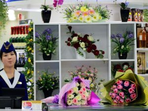 محل لبيع الزهور في مطار بيونغ يانغ