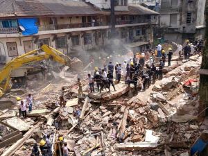 انهيار مبنى من ثلاثة طوابق في مدينة مومباي العاصمة المالية للهند