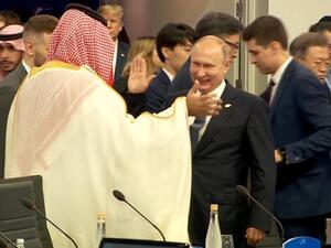 المصافحة بين الرئيس فلاديمير بوتين والأمير السعودي محمد بن سلمان في قمة G20