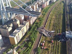 أنقاض الجسر الذي انهار في جنوى