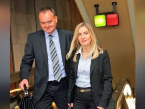 عقيلة السفير التشيكي أكثرت من تدوين الانتقادات للساسة التشيك وزملاء زوجها الدبلوماسيين 