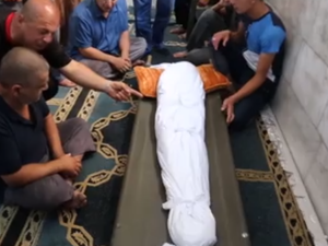 جثمان الطفل السوري قبل دفنه في العاصمة عمان