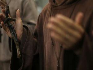 رجل تشيلي يؤكد تعرضه للاعتداء الجنسي على يد الكاهن كاراديما