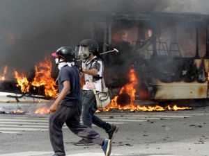 مقتل 43 شخصا وإصابة 13 ألف آخرين بجروح، منذ انطلاق موجة الاحتجاجات في فنزويلا