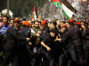 جانب من احتجاجات الشارع الاردني قرب رئاسة الوزراء في العاصمة عمان