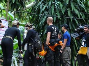 البحرية التايلاندية احضرت معدات الغوص لتعليم الأطفال المحاصرين كيفية استخدامها 