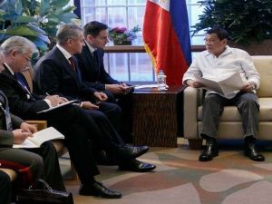 رئيس الفلبين رودريغو دوتيرتي خلال استقباله وزير الدفاع الروسي سيرغي شويغو