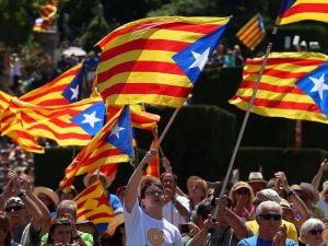 الشرطة الإسبانية تصادر صناديق وبطاقات اقتراع في الاستفتاء على استقلال كاتالونيا