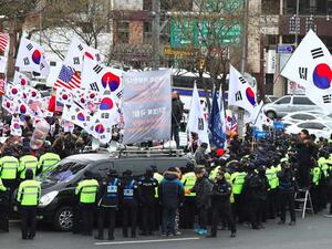 لا تزال الكوريتان اليوم تقنيا في حالة حرب لان النزاع بين 1950 و1953 توقف بموجب هدنة وليس بموجب معاهدة سلام
