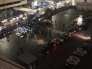 المعتصمون في الساحة المقابلة لمستشفى الأردن في العاصمة عمان