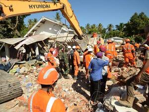 تسبب الزلزال بقوة 6,9 درجات الذي وقع مساء الأحد بمشاهد ذعر بين السكان والسياح