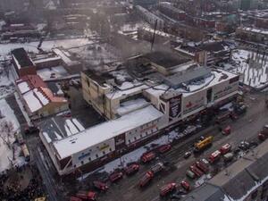  المركز التجاري "زيمنيا فيشنيا" (الكرز الشتوي) في كيميروفو