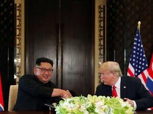 الرئيس الأمريكي دونالد ترامب وزعيم كوريا الشمالية كيم جونغ أون خلال القمة التاريخية