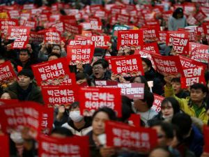 عشرات آلاف المتظاهرين يتجمعون في سيول