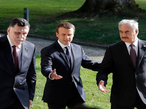 الرئيس الفرنسي ماكرون ورئيس حكومة الوفاق الليبية السراج والمشير حفتر