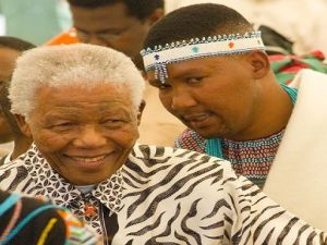 نيلسون مانديلا كان قد عيّن حفيده البالغ من العمر 42 عامًا، كزعيم لقرية “مفيزو” في العام 2007