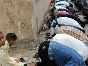 أحكاما بالسجن بين 3 و6 أشهر مع وقف التنفيذ بحق 26 من أتباع الطائفة الأحمدية