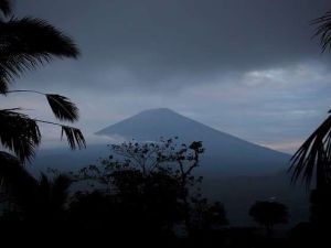 تحذيرات متزايدة من خطر ثوران بركان جبل أغونغ