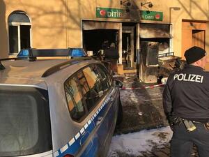 الاعتداء على المسجد نفذ من أحد النوافذ المكسورة