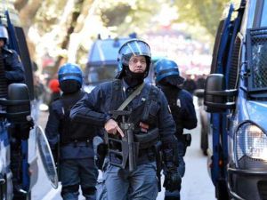 عناصر من الامن الايطالي