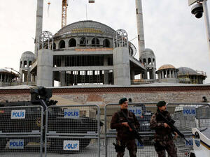 عنصران من الشرطة التركية في اسطنبول