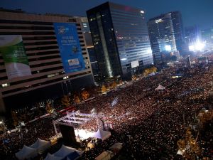 مسيرات حاشدة للمطالبة باستقالة الرئيسة باك كون هيه