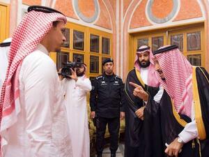 العاهل السعودي الملك سلمان وولي العهد يستقبلان أفرادا من عائلة خاشقجي