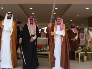 الشيخ القطري المعارض سلطان بن سحيم آل ثاني يرقص "العرضة" مع العاهل السعودي الملك سلمان