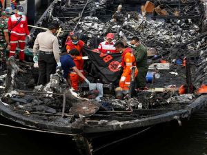  السفينة الاندنوسية كانت تنقل حوالى 200 شخص الى جزيرة تيدونغ السياحية